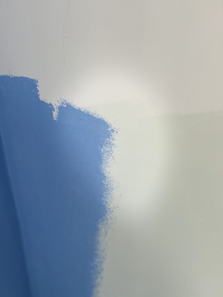 Wand hellblau Kinderzimmer