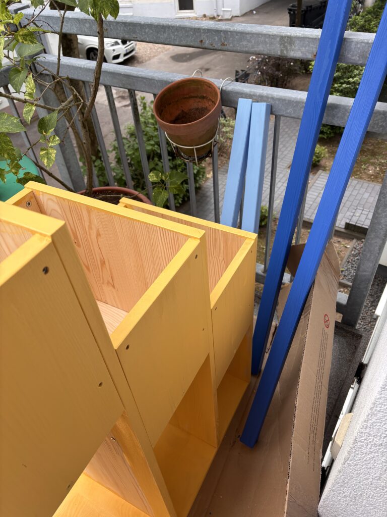 Gelbe Treppe lackiert
