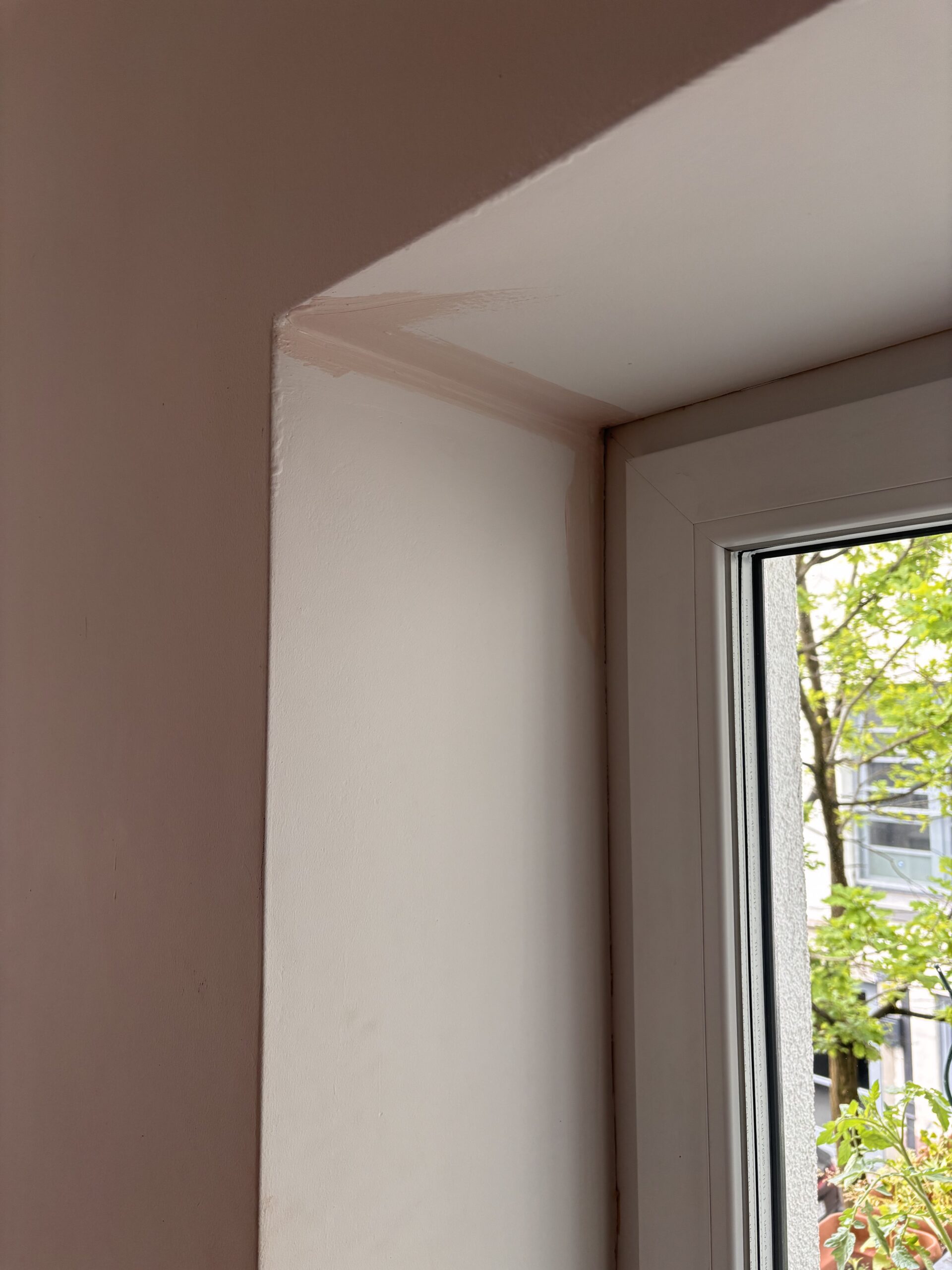 Wohnzimmer streichen: Tipps, Kosten und der Trick mit dem weichen Licht
