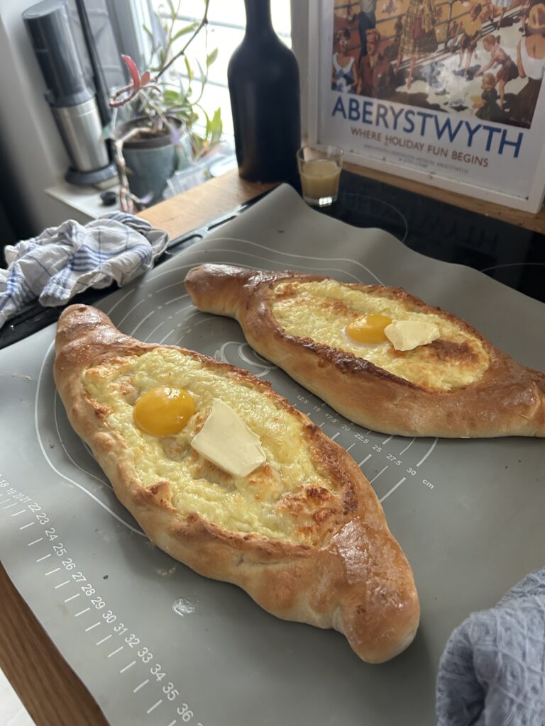 Khachapuri Adjaruli Schiffchen mit Ei und Butter