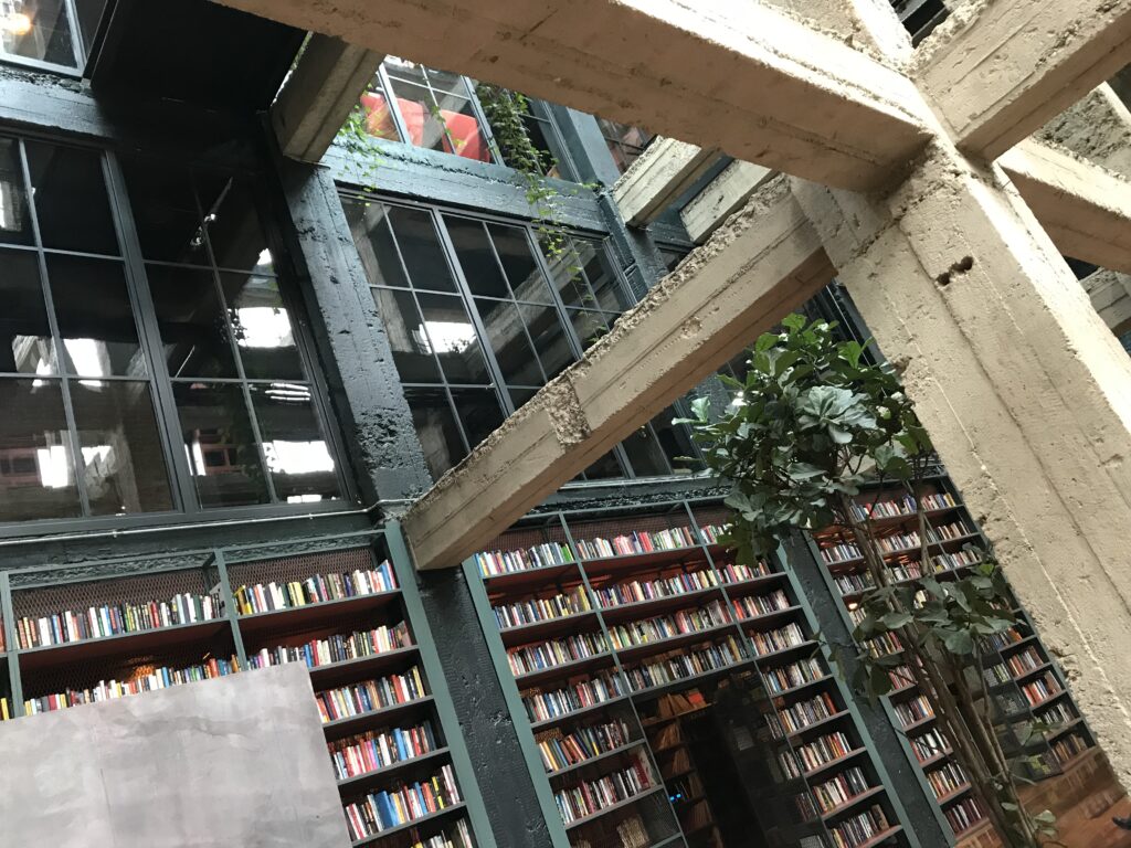 Stamba Hotel Bücherwand