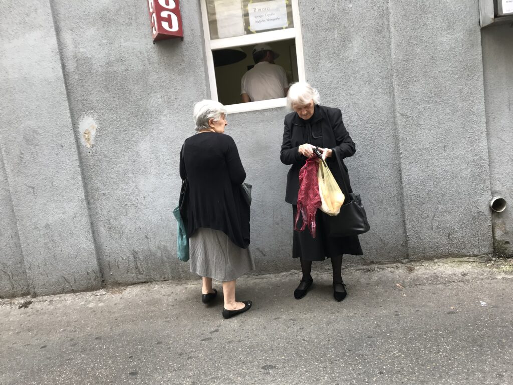 zwei Damen warten auf Brot Georgien