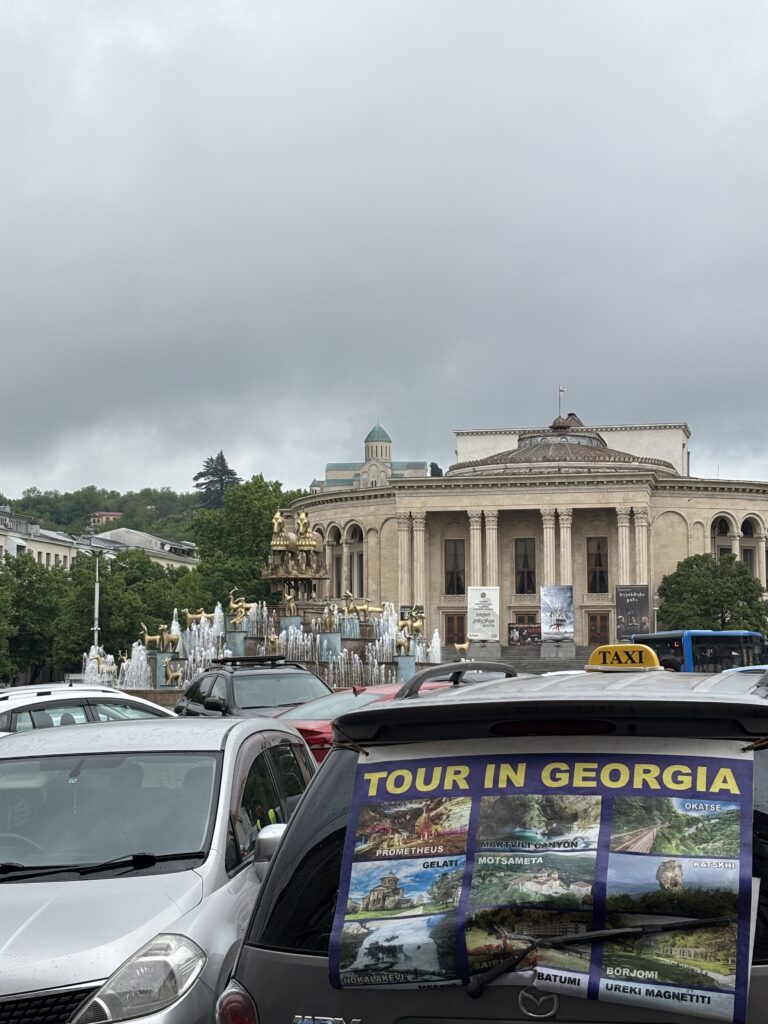 Auto mit Reisetipps Georgien und Kathedrale