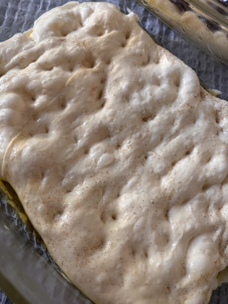 Focaccia Dough Mulden drücken